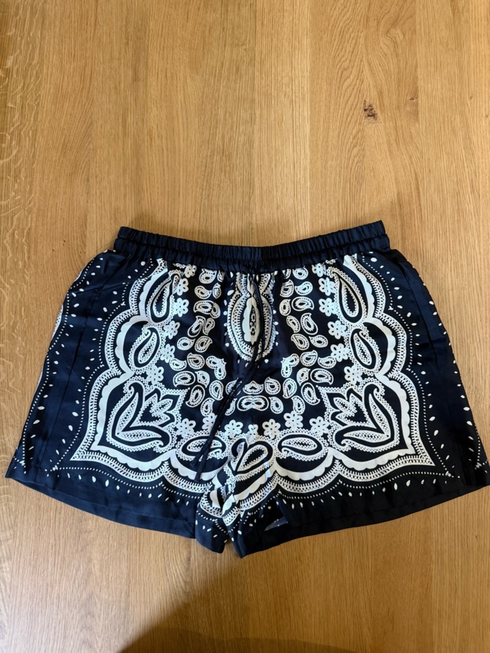 Nili Lotan Black & White Paisley Women’s Shorts - Picture 3 of 4